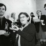 Kraków: Jacek Ewý, Krzysztof Ingarden i Krystyna Zachwatowicz z nagrodą przyznaną Centrum Sztuki i Techniki Japońskiej Manggha