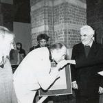 Ewa P. Porebska wręcza nagrodę architektom Maciejowi i Hannie Łopuszańskim, autorom obiektu nominowanego w kategorii domów jednorodzinnych 